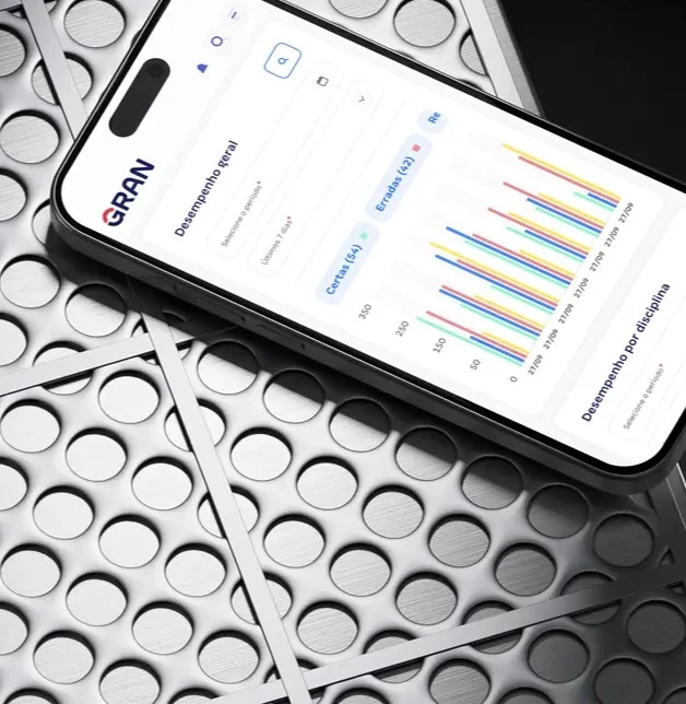 Pessoa estudando em um notebook