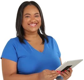 Mulher sorrindo com tablet ao lado de lista: testar na prática, entender como a banca cobra e ganhar confiança para a prova