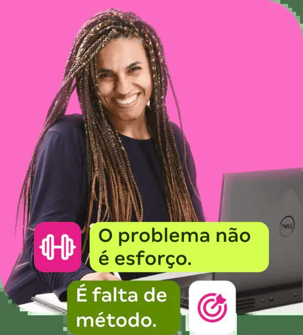 Mulher sorrindo em frente a um notebook com a mensagem: O problema não é esforço. É falta de estratégia