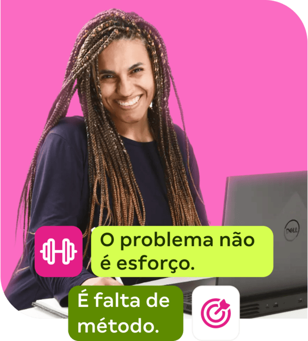 Mulher sorrindo em frente a um notebook com a mensagem: O problema não é esforço. É falta de estratégia
