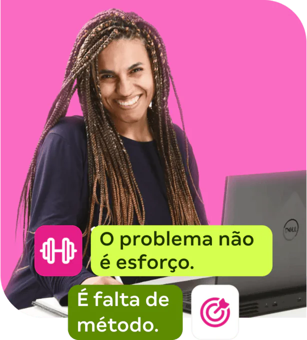Mulher sorrindo em frente a um notebook com a mensagem: O problema não é esforço. É falta de estratégia
