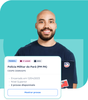 Homem sorridente com notebook frente a card do Gran Questões sobre o concurso da Polícia Militar do Pará