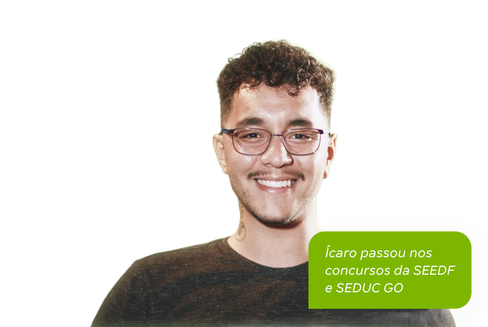 Homem sorridente de óculos com balão de texto indicando aprovação nos concursos da SEEDF e SEDUC-GO
