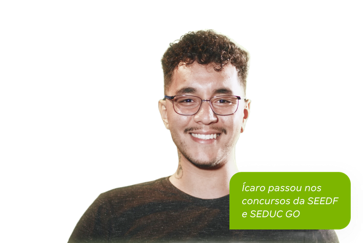 Homem sorridente de óculos com balão de texto indicando aprovação nos concursos da SEEDF e SEDUC-GO