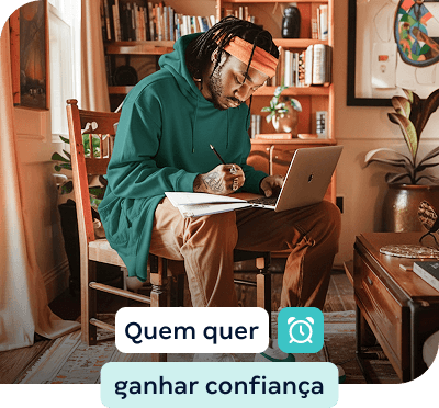 Rapaz estudando com notebook e caderno para concursos públicos