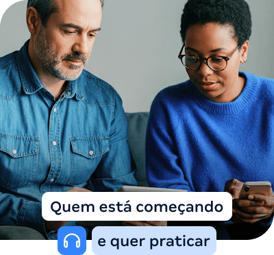 Homem e mulher concentrados em dispositivos móveis estudando para concursos públicos