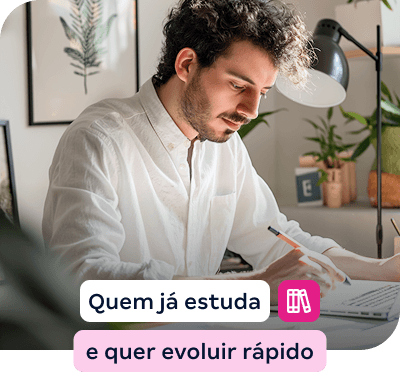 Homem jovem estuda em notebook para concursos públicos